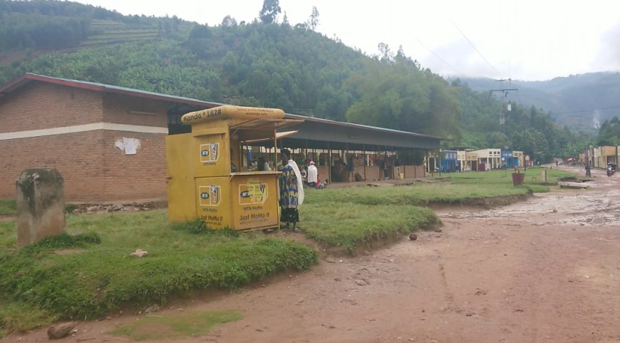 Nyagatare: Abacururiza ndetse n’abagana mu isoko rya Karujumba, mu murenge wa Kiyombe bagiye kubakirwa ubwiherero ndetse n’ingarandi kuri iryo soko.