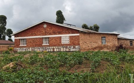 GICUMBI: Amazi aturuka ku nyubako z'umurenge ari gusenyera abaturage.