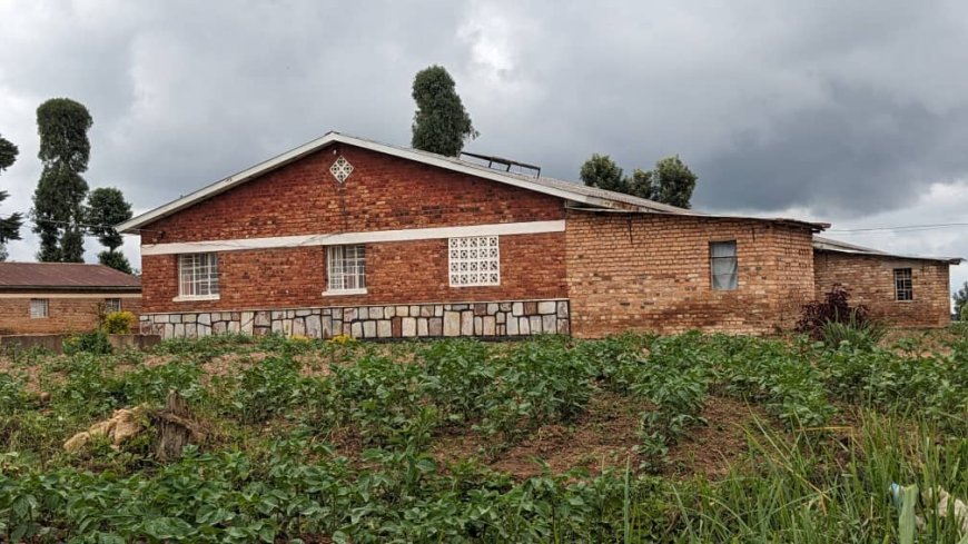 GICUMBI: Amazi aturuka ku nyubako z'umurenge ari gusenyera abaturage.