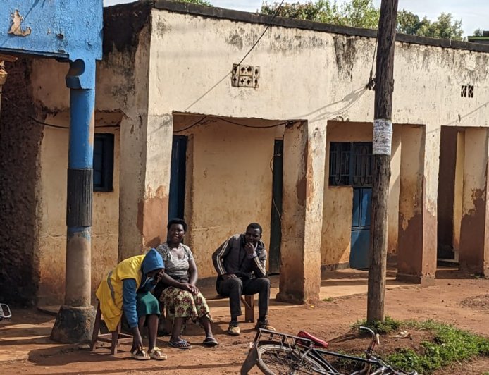 Gicumbi: Hari bamwe mu bagore babyukira mu tubari aho kubyukira mu kazi.